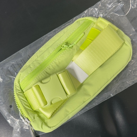 Lululemon Everywhere Belt Bag NWT Electric Lime Neon Green - Picture 3 of 5